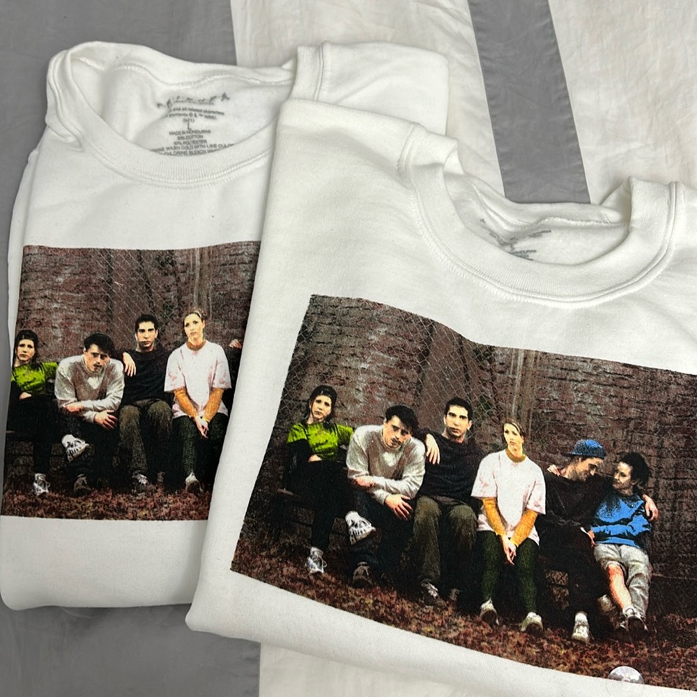 SET OF 2 FRIENDS White Graphic Men’s Sweatshirt
Small
And large